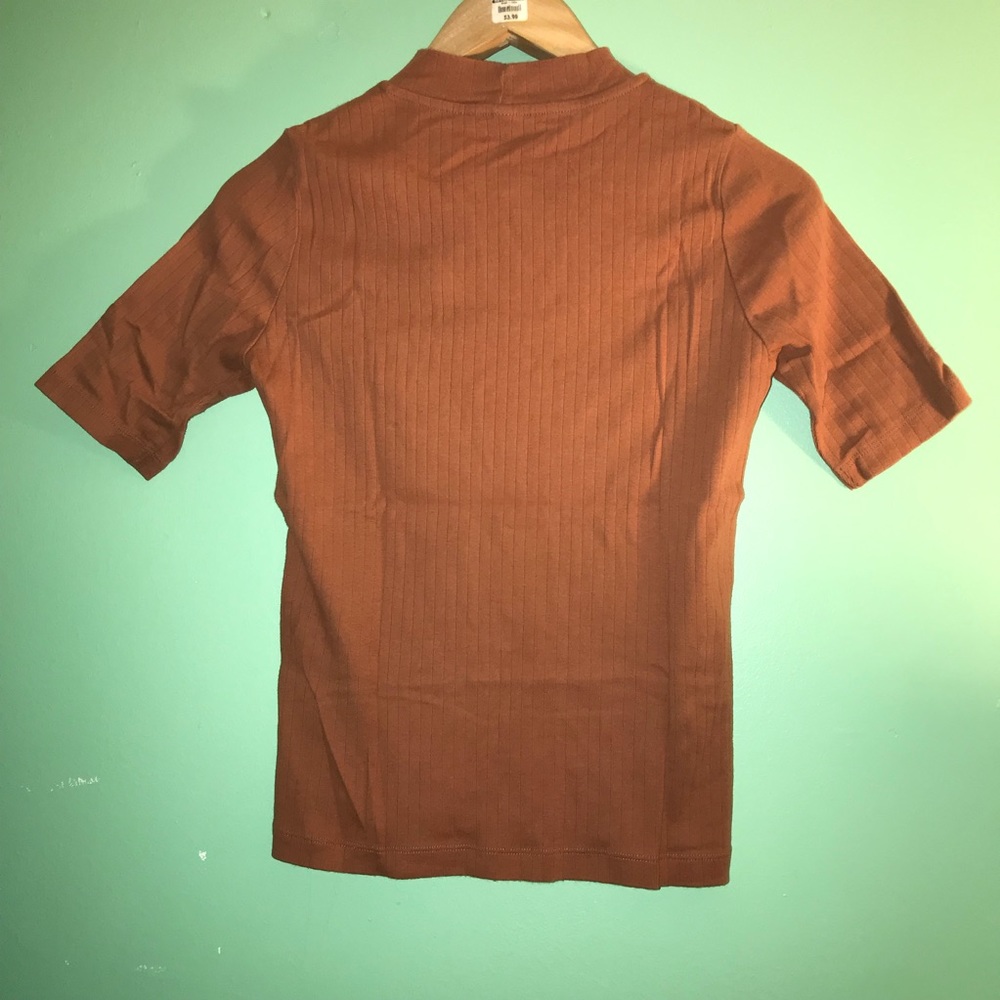 UNIQLO | Ribbed Turtleneck w/ Short Sleeve